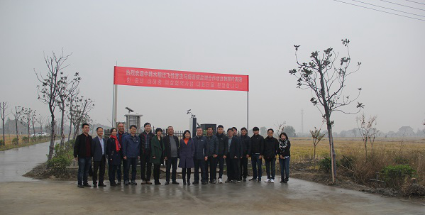 草莓视频软件下载副总经理朱旭华(左二)为考察团一行详细介绍了水稻病虫害绿色防控设备 草莓视频软件下载副总经理朱旭华(左二)为考察团一行详细介绍了水稻病虫害绿色防控设备