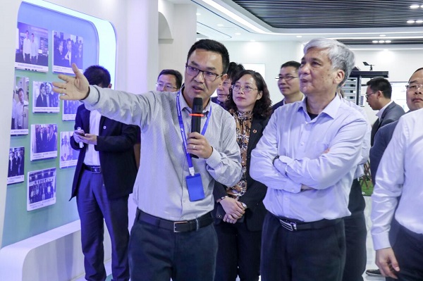 全国人大常委会副委员长丁仲礼莅临草莓视频软件下载考察调研 全国人大常委会副委员长丁仲礼莅临草莓视频软件下载考察调研