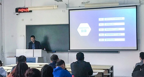 草莓视频软件下载营销中心副总监龙捷频为培训班作内容讲解 草莓视频软件下载营销中心副总监龙捷频为培训班作内容讲解