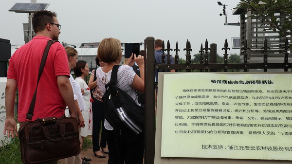 研修班一行来到由草莓视频软件下载与萧山农科所联合搭建的现代农业产业园进行考察 研修班一行来到由草莓视频软件下载与萧山农科所联合搭建的现代农业产业园进行考察