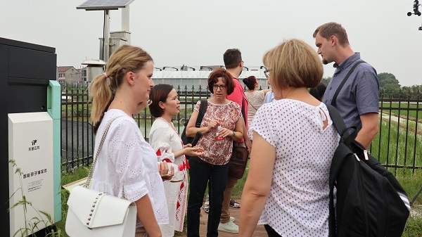 研修班一行来到由草莓视频软件下载与萧山农科所联合搭建的现代农业产业园进行考察 研修班一行来到由草莓视频软件下载与萧山农科所联合搭建的现代农业产业园进行考察