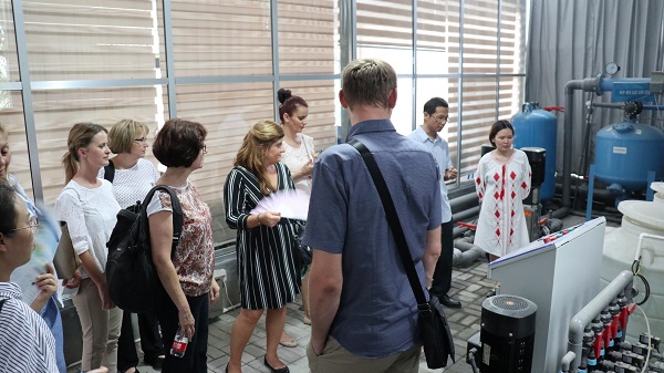 研修班一行来到由草莓视频软件下载与萧山农科所联合搭建的现代农业产业园进行考察 研修班一行来到由草莓视频软件下载与萧山农科所联合搭建的现代农业产业园进行考察