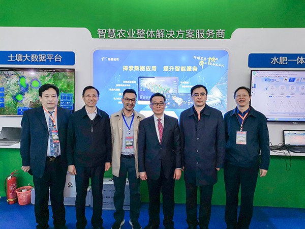 领导一行莅临草莓视频软件下载展位 领导一行莅临草莓视频软件下载展位