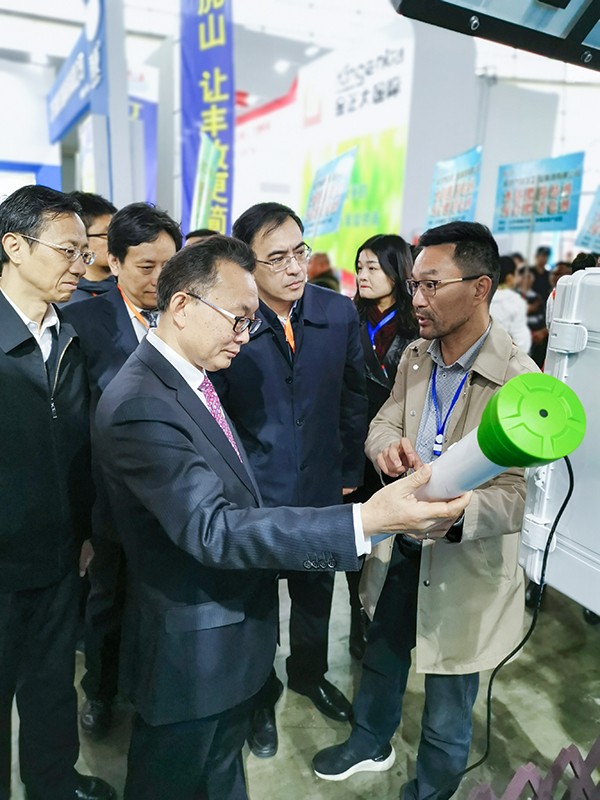 草莓视频软件下载董事长陈渝阳向刘天金主任介绍智能草莓视频APP官方网站墒情监测设备 草莓视频软件下载董事长陈渝阳向刘天金主任介绍智能草莓视频APP官方网站墒情监测设备