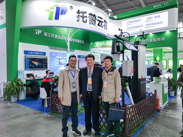 全国农业技术推广服务中心高祥照总农艺师(中)甘肃省耕地质量设管理总站刘健书记(右) 全国农业技术推广服务中心高祥照总农艺师(中)甘肃省耕地质量设管理总站刘健书记(右)