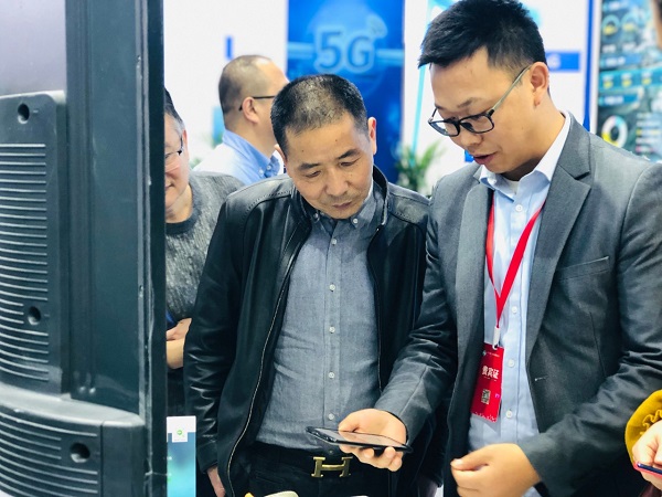 草莓视频软件下载技术人员为用户演示见虫APP 草莓视频软件下载技术人员为用户演示见虫APP