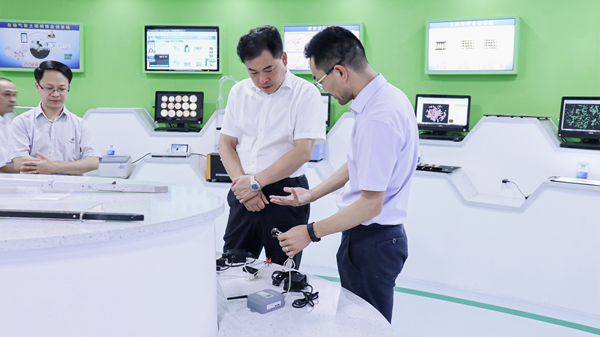 浙江省农业农村厅副厅长唐冬寿一行莅临草莓视频软件下载调研2 浙江省农业农村厅副厅长唐冬寿一行莅临草莓视频软件下载调研2