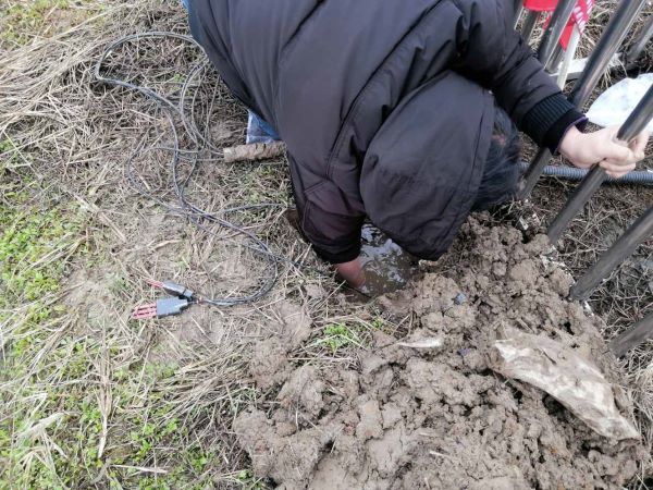 泥潭奋战方显“服务本色” 泥潭奋战方显“服务本色”