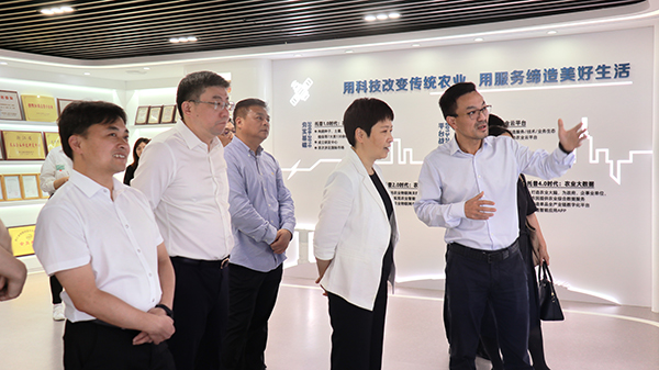 省科技厅党组书记何杏仁一行赴草莓视频软件下载调研农业科技工作 省科技厅党组书记何杏仁一行赴草莓视频软件下载调研农业科技工作