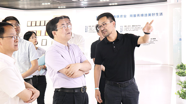 应义斌教授一行参观草莓视频软件下载数字三农展厅 应义斌教授一行参观草莓视频软件下载数字三农展厅