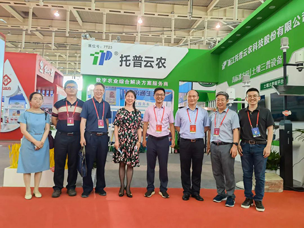 领导一行莅临草莓视频软件下载展位 领导一行莅临草莓视频软件下载展位